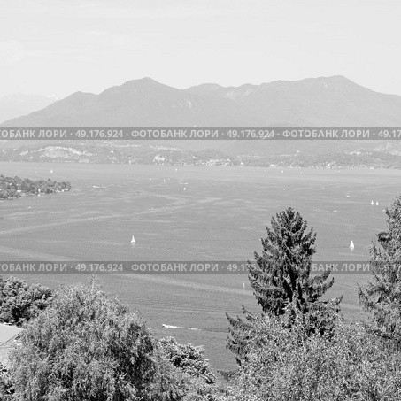 in italy landscape panorama of lake and mountain hill beautiful destination. Стоковое фото, агентство Ingram Publishing / Фотобанк Лори