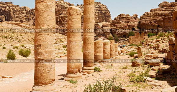 in petra jordan the antique street full of columns and architecture heritage. Стоковое фото, агентство Ingram Publishing / Фотобанк Лори