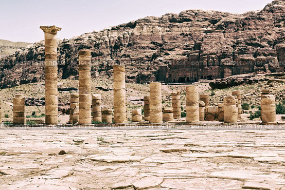 in petra jordan the antique street full of columns and architecture heritage. Стоковое фото, агентство Ingram Publishing / Фотобанк Лори