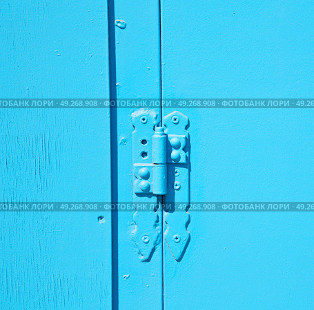 in the old wall a hinged window blue  wood and         rusty metal. Стоковое фото, агентство Ingram Publishing / Фотобанк Лори