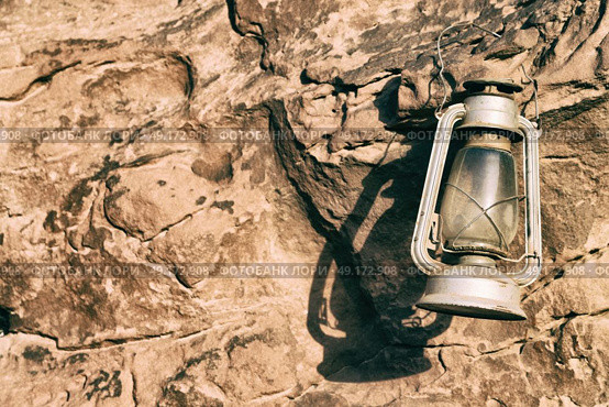 in the rock desert of jordan an antique old fashioned lamp isolated. Стоковое фото, агентство Ingram Publishing / Фотобанк Лори