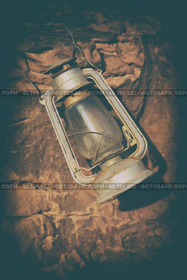 in the rock desert of jordan an antique old fashioned lamp isolated. Стоковое фото, агентство Ingram Publishing / Фотобанк Лори
