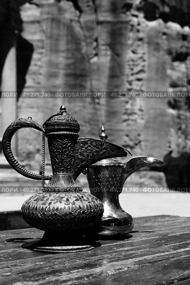 in the site of petra jordan the traditional coffe container isolated on a table. Стоковое фото, агентство Ingram Publishing / Фотобанк Лори
