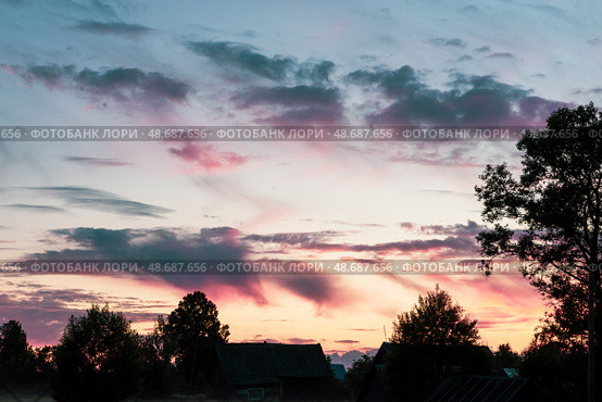 Incredibly beautiful, colorful sunset in the evening sky. Невероятно красивый, красочный закат в вечернем небе. Стоковое фото, фотограф Мария / Фотобанк Лори