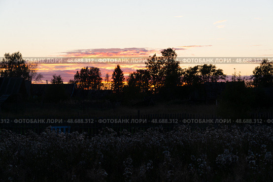 Incredibly beautiful, colorful sunset in the evening sky. Невероятно красивый, красочный закат в вечернем небе. Стоковое фото, фотограф Мария / Фотобанк Лори
