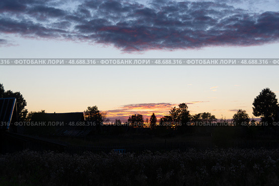 Incredibly beautiful, colorful sunset in the evening sky. Невероятно красивый, красочный закат в вечернем небе. Стоковое фото, фотограф Мария / Фотобанк Лори
