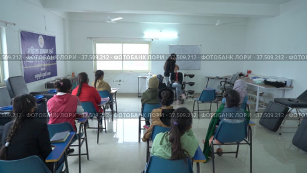 Indian classroom for training for Indian women. Indian women education. Indian teacher and student. (2022 год). Редакционное видео, видеограф Devendra Rawat / Фотобанк Лори