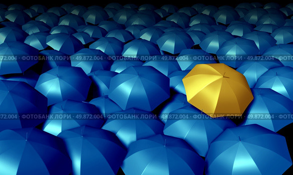 Individual thinking business symbol with a large group of blue umbrellas and standing out from the crowd as a confident yellow umbrella as icons of protection and financial security. Стоковое фото, агентство Ingram Publishing / Фотобанк Лори