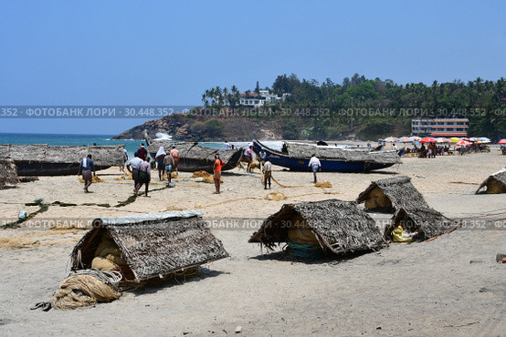 Индия. Рыбаки на берегу Индийского океана в местечке Ковалам (Kovalam) в Керале (2019 год). Редакционное фото, фотограф Овчинникова Ирина / Фотобанк Лори