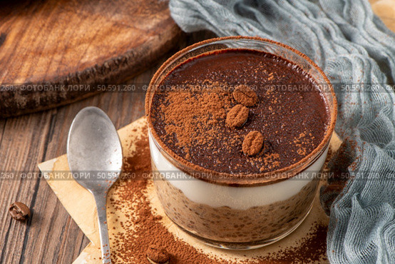 Indulge in a luscious tiramisu-inspired chia pudding, layered with creamy coffee-infused chia and a rich chocolate topping. This delightful breakfast or dessert option combines classic tiramisu flavors with wholesome ingredients for a convenient and satisfying treat. Стоковое фото, агентство Ingram Publishing / Фотобанк Лори