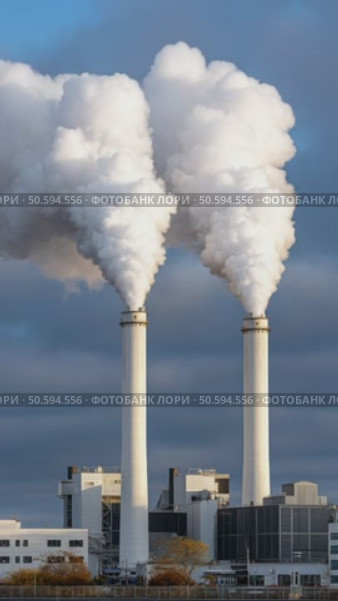 Industrial chimneys releasing white smoke against blue sky. Стоковое AI-видео, аниматор Юрий Поздников / Фотобанк Лори