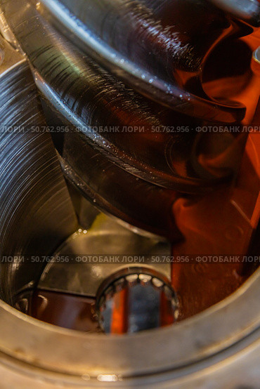 Industrial gearbox with rotating gears and lubricating oil. Стоковое фото, фотограф Юрий Поздников / Фотобанк Лори