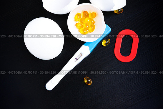 Infertility. Negative pregnancy test, pills, eggshell and number zero on black. Стоковое фото, фотограф Papoyan Irina / Фотобанк Лори