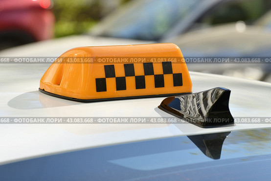 Information box with checkers on the roof of a taxi in Russia. Стоковое фото, фотограф Володина Ольга / Фотобанк Лори