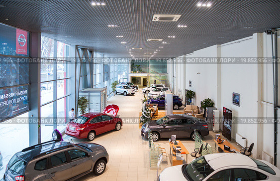 Inside in the office of official dealer Nissan (2016 год). Редакционное фото, фотограф FotograFF / Фотобанк Лори