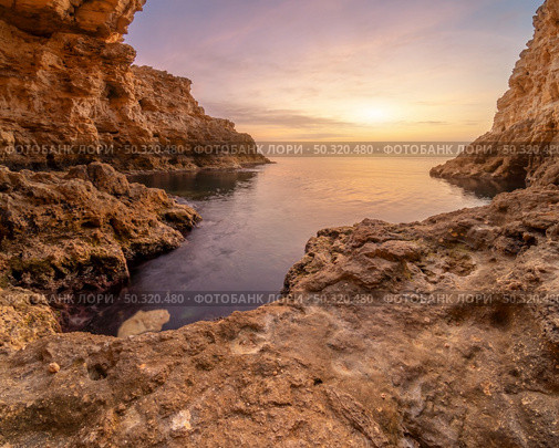 Inside of mainsail. Beautiful nature grotto seascape composition. Стоковое фото, агентство Ingram Publishing / Фотобанк Лори