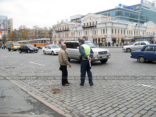 Инспектор ДПС на площади 1905 года в Екатеринбурге (2010 год). Редакционное фото, фотограф Людмила Банникова / Фотобанк Лори