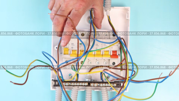 Installation of fuse box panel with circuit breakers in house. Стоковое видео, видеограф Владимир Григорьев / Фотобанк Лори