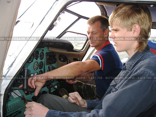Инструктаж в самолете ЯК-52 (2009 год). Редакционное фото, фотограф Анатолий Матвейчук / Фотобанк Лори
