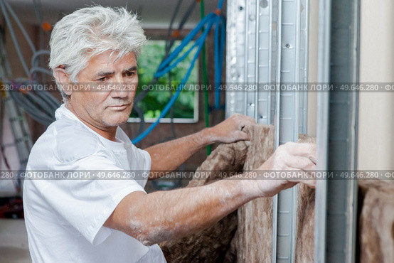 Insulating a new house. Стоковое фото, агентство Ingram Publishing / Фотобанк Лори