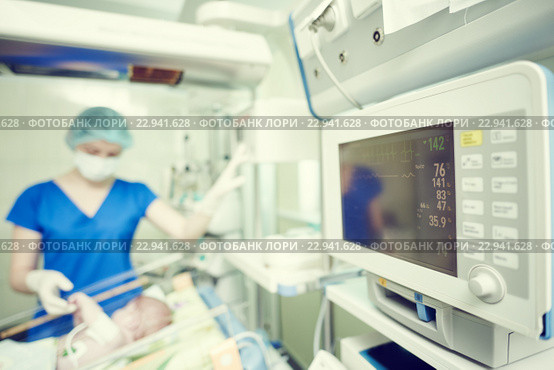 intensive care unit female doctor with baby infant. Стоковое фото, фотограф Дмитрий Калиновский / Фотобанк Лори