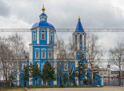 Intercession (Pokrovsky) Cathedral, stone two-story three-altar church with Pyatnitsky chapels of 1763 on Kronstadt Square in spring, Tambov, Russia (2023 год). Стоковое фото, фотограф Алексей Антипов / Фотобанк Лори