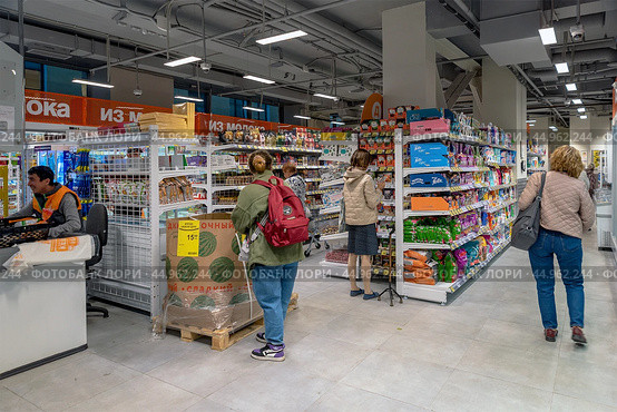 Интерьер магазина «Дикси». Первый продуктовый магазин в Петербургском метрополитене. Станция метро «Достоевская». Санкт-Петербург. Редакционное фото, фотограф Румянцева Наталия / Фотобанк Лори