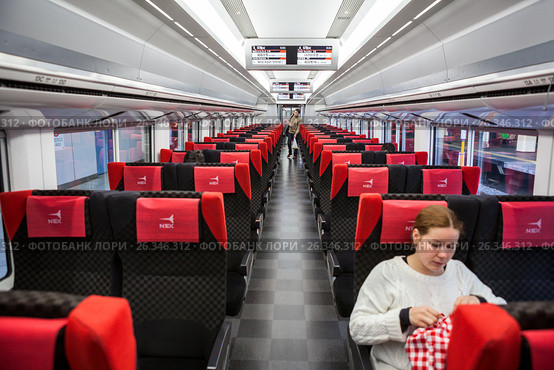 Интерьер поезда NEX (Narita Express) с пустыми креслами. Трансфер из аэропорта Нарита до Токио. Япония (2013 год). Редакционное фото, фотограф Кекяляйнен Андрей / Фотобанк Лори