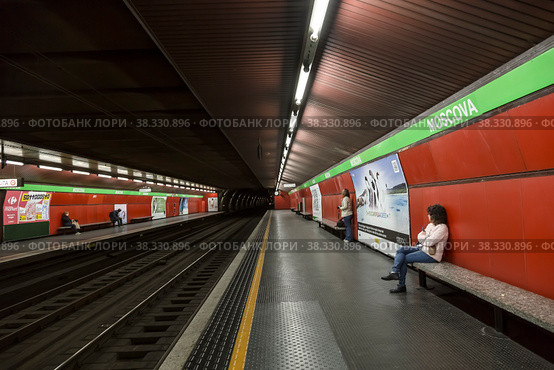 Интерьер станции метро Moscova в Милане, Италия (2014 год). Редакционное фото, фотограф Наталья Волкова / Фотобанк Лори