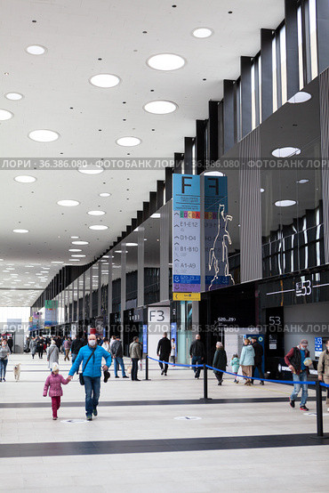 Interior of Expoforum building with visitors. It is the new built large-scale exhibition and business center situated close to the Pulkovo Airport. St. Petersburg (2021 год). Редакционное фото, фотограф Кекяляйнен Андрей / Фотобанк Лори