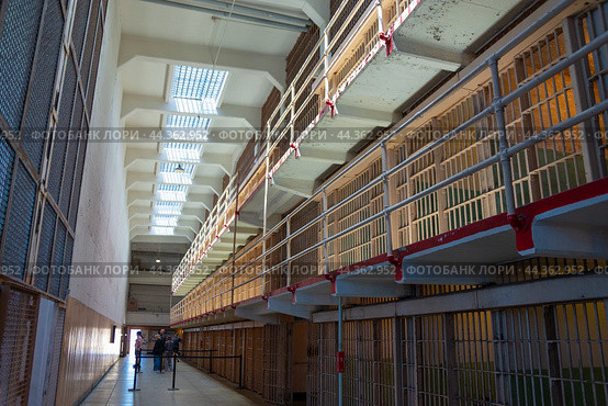 Interior of the prison on Alcatraz Island near San Francisco (2024 год). Редакционное фото, фотограф Олег Жуков / Фотобанк Лори