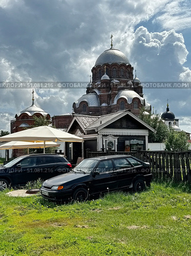 Иоанно-Предтеченский женский монастырь, ныне - подворье мужского Свияжского Успенского монастыря. Центром монастырского ансамбля выступает Скорбященский собор — величественный храм, построенный на рубеже XIX — XX вв. в неовизантийском стиле из красного кирпича. Свияжск. Стоковое фото, фотограф Сергей Елизарьев / Фотобанк Лори