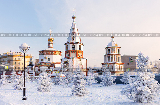 Irkutsk on frosty winter day. View from city park with white snow-covered trees to the beautiful Bogoyavlensky Baroque Cathedral - the architectural symbol of the city. Scenic winter cityscape (2021 год). Стоковое фото, фотограф Виктория Катьянова / Фотобанк Лори