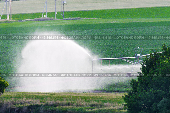 Irrigation system of agricultural fields. Linear irrigation systems. Aerial view. Стоковое фото, фотограф Антон Вахрушев / Фотобанк Лори