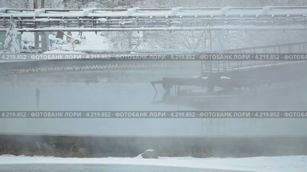 Испарения воды зимой в радиальном отстойнике. Стоковое видео, видеограф Кекяляйнен Андрей / Фотобанк Лори