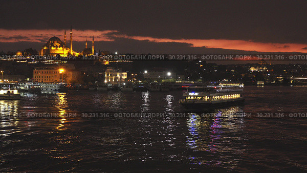 Istanbul night cityscape with looking over Golden Horn to Suleymaniye Mosque on a twilight dramatic sky. 4K UHD video, 3840, 2160p. Стоковое фото, фотограф Ярослав Данильченко / Фотобанк Лори