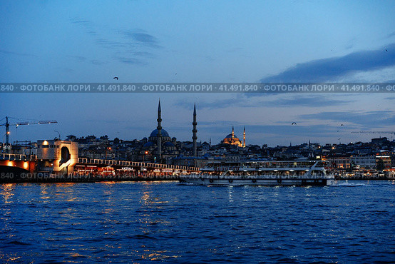 ISTANBUL, TURKEY - JUNE 06, 2022: Night view of Galata bridge in Istanbul, Turkey. Редакционное фото, фотограф Сергей Толмачёв / Фотобанк Лори