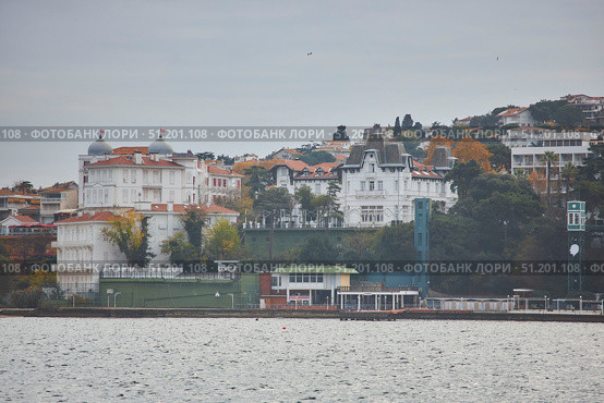 ISTANBUL, TURKEY - NOVEMBER 26, 2021: Building on the Princes' Islands, view from the ship. The Sea of Marmara. Редакционное фото, фотограф Наталия Кирсанова / Фотобанк Лори