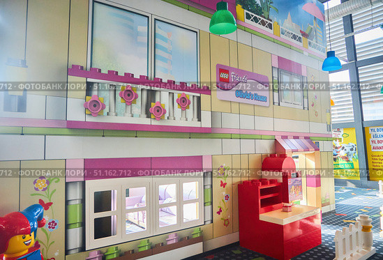 ISTANBUL, TURKEY - NOVEMBER 27, 2021: Lego Discovery Center at the Forum Istanbul Shopping Complex. Interior and details of the entertainment center. Редакционное фото, фотограф Наталия Кирсанова / Фотобанк Лори