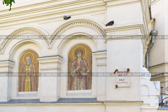 Историческая мемориальная доска с георгиевской лентой на стене Собора Покрова Пресвятой Богородицы «Проверено. Мин нет. Ильин 12 мая 1944 года» (2017 год). Редакционное фото, фотограф Наталья Гармашева / Фотобанк Лори