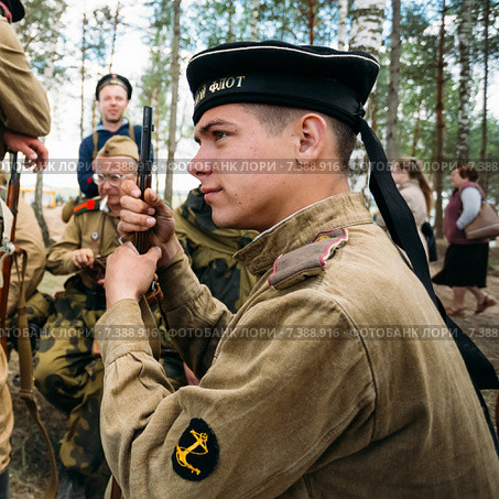 Историческая реконструкция, солдат в советской военной форме (2014 год). Редакционное фото, фотограф g.bruev / Фотобанк Лори