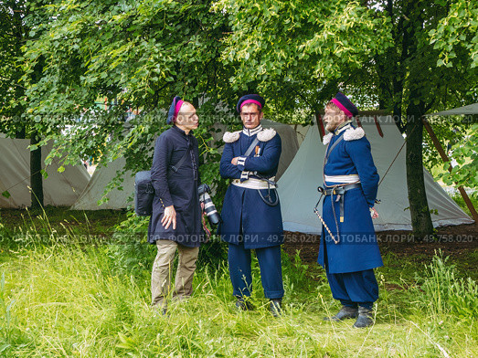Исторический фестиваль “Времена и эпохи” в ландшафтном парке «Митино». Реконструкция противостояния императоров Наполеона и Александра I. Редакционное фото, фотограф Константин Григорьев / Фотобанк Лори