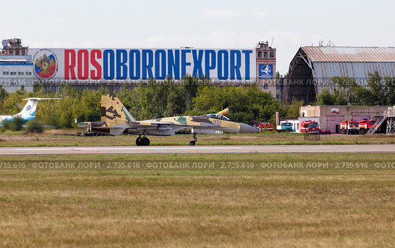 Истребитель СУ-35 совершает посадку на аэродроме в Жуковском в дни авиасалона МАКС 2011, Россия. Редакционное фото, фотограф Николай Винокуров / Фотобанк Лори