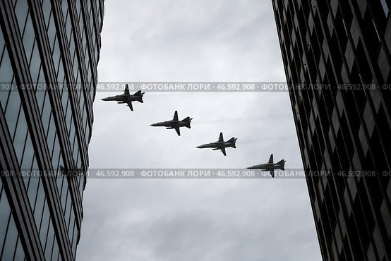 Истребители Су-24М во время показательного полета над городом. Стоковое фото, фотограф Артем Геодакян / ТАСС / Фотобанк Лори