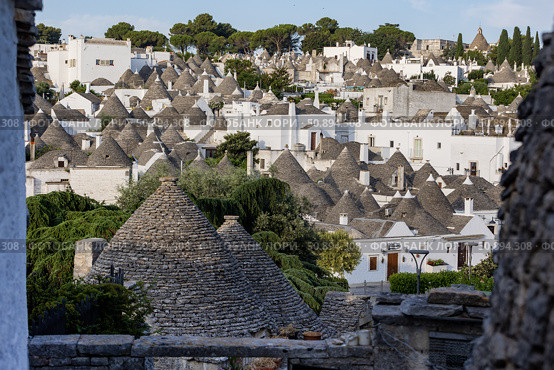 Италия. Альбарабелло. Вид на традиционные дома-трулли. Italy. Alberobello. A view of traditional trulli houses. Стоковое фото, фотограф Алексей Смышляев / Фотобанк Лори