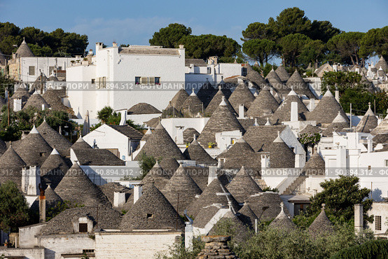 Италия. Альбарабелло. Вид на традиционные дома-трулли. Italy. Alberobello. A view of traditional trulli houses. Стоковое фото, фотограф Алексей Смышляев / Фотобанк Лори