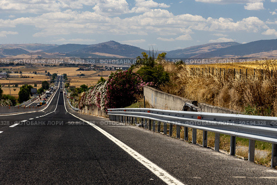 Италия. Апулия. Дорога с видом на горы и поля. Italy. Apulia. Road with a view of mountains and fields. Стоковое фото, фотограф Алексей Смышляев / Фотобанк Лори