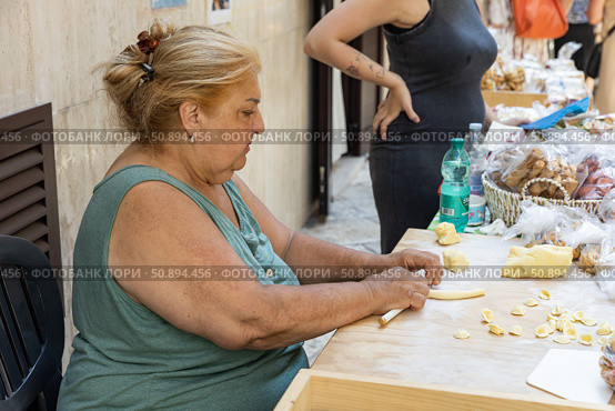 Италия. Бари. Женщины готовят пасту на улице Арко Бассо. Italy. Bari. Women preparing pasta on Arco Basso street. Редакционное фото, фотограф Алексей Смышляев / Фотобанк Лори