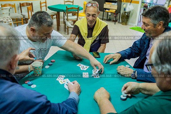 Италия. Казерта. Мужчины играют в неаполитанские карты. Italy. Caserta. Men play Neapolitan cards. Редакционное фото, фотограф Алексей Смышляев / Фотобанк Лори