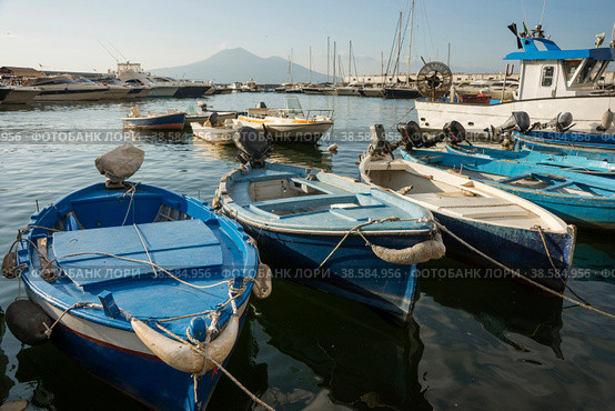 Италия. Неаполь. Причал для лодки. Пришвартованные лодки. Italy. Naples. Mooring for a boat. Moored boats. (2016 год). Редакционное фото, фотограф Алексей Смышляев / Фотобанк Лори